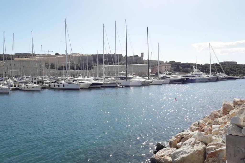 Centre Point, Malta'S Most Central Pietà Exterior foto